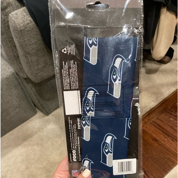 new in packaging Seattle Seahawks scarf! - Picture 2 of 4